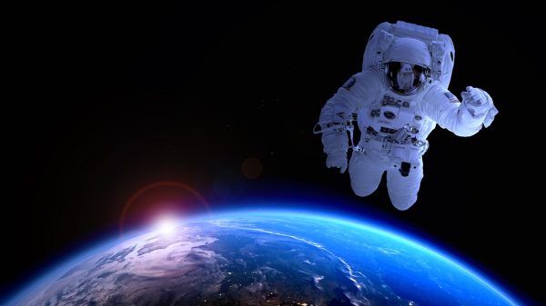 Астронавт у космосі